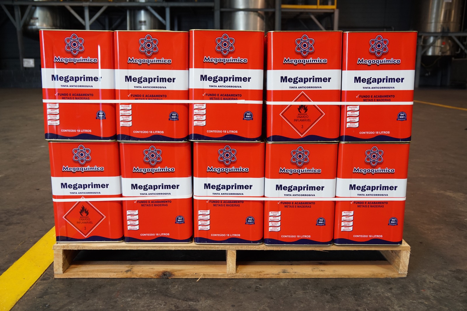 Produtos químicos Megaquímica armazenados em latas