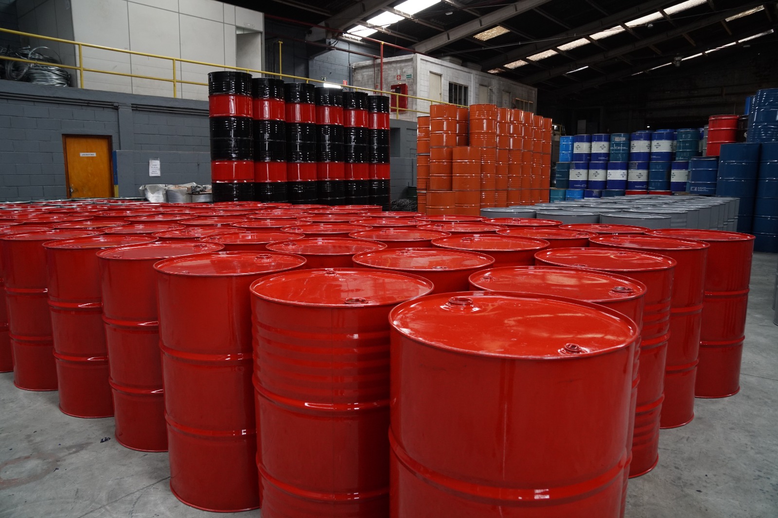 Área industrial com diferentes tipos de tambores